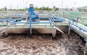 Arıtma tesisindeki çökeltme havuzu